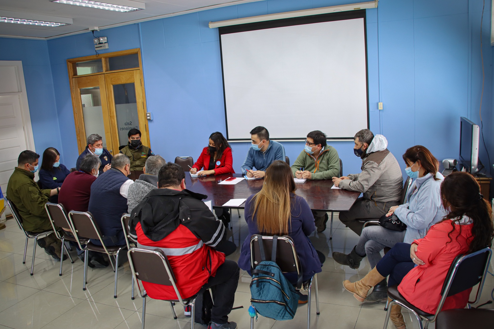 Delegada Presidencial Ericka Farías encabeza reunión de coordinación para realización del evento automovilístico Las 3 Horas de Natales