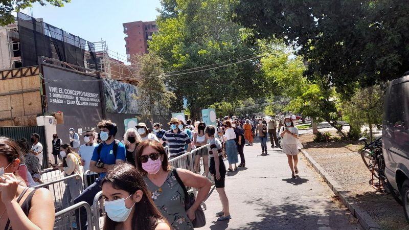 Largas filas de votantes se registran en distintos locales de votación en el país