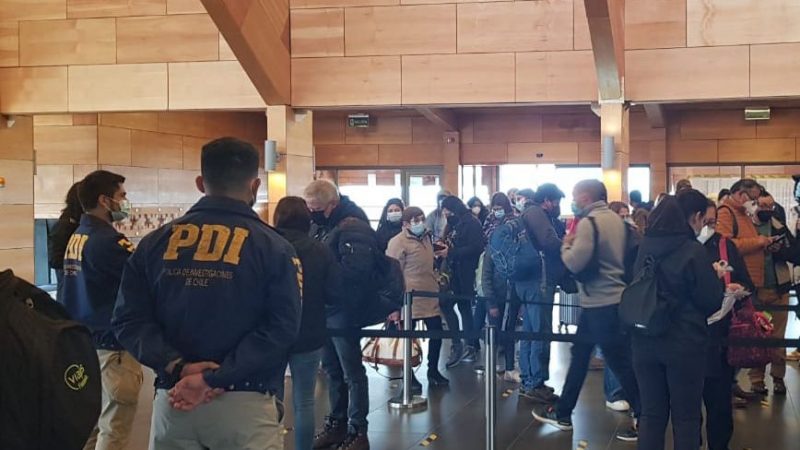 PDI detiene a un chileno con orden de detención vigente y detecta a una ciudadana extranjera irregular en el aeródromo de Puerto Natales