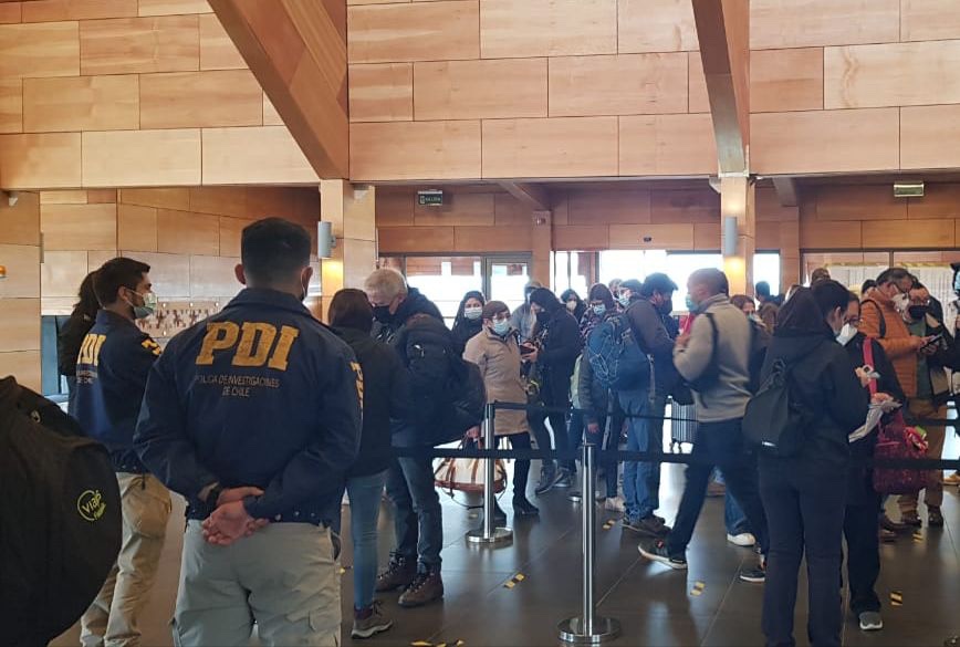 PDI detiene a un chileno con orden de detención vigente y detecta a una ciudadana extranjera irregular en el aeródromo de Puerto Natales