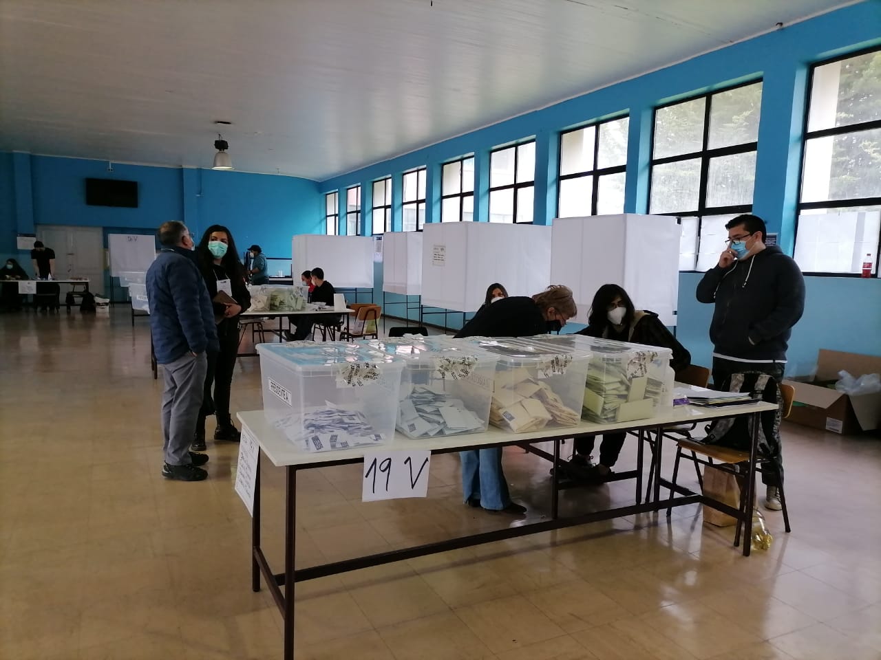 Alta afluencia de electores en la ultima hora de las elecciones en Punta Arenas