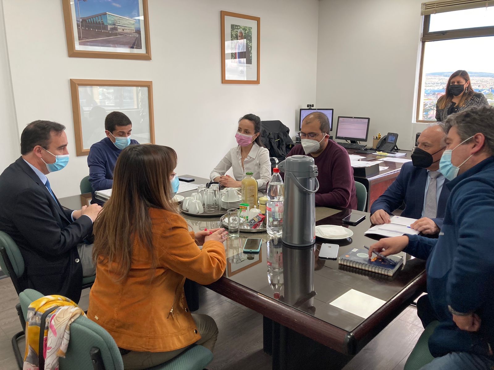 Gobernador Jorge Flies se reúne con alcaldesa Antonieta Oyarzo para tratar tema de antiguo hospital de Puerto Natales