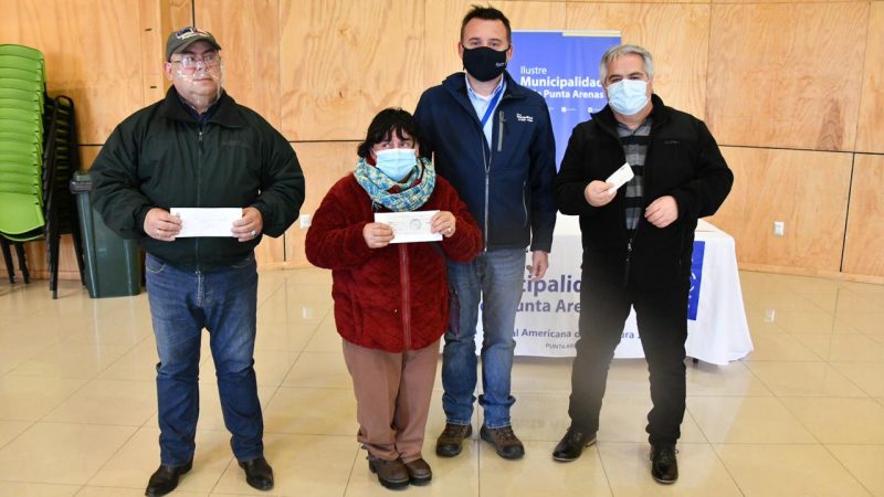 Municipalidad de Punta Arenas entregó premios a tres ganadores del Festival de la Voz del Adulto Mayor