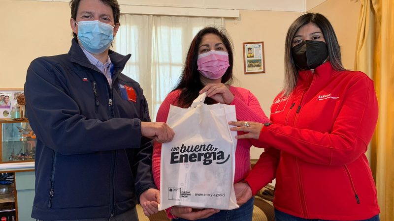 SEREMIS de Energía y Desarrollo Social entregan kits de ahorro energético a domicilio en Magallanes