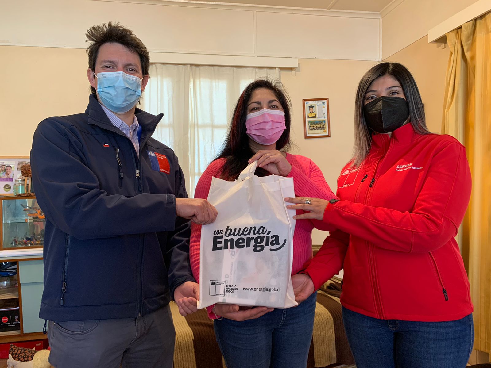 SEREMIS de Energía y Desarrollo Social entregan kits de ahorro energético a domicilio en Magallanes