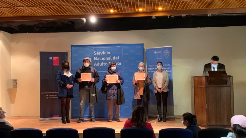 Reconocen a 15 adultos mayores de Magallanes que participaron en concurso literario de SENAMA