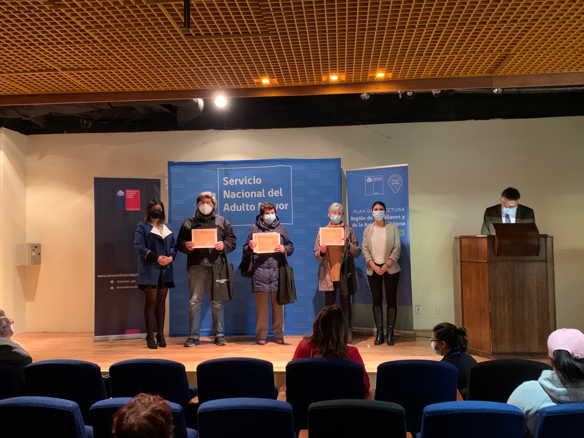 Reconocen a 15 adultos mayores de Magallanes que participaron en concurso literario de SENAMA