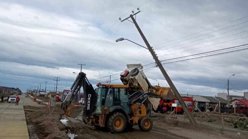 617 clientes de Enrique Abello, camino Enap, Villa Andrea, Pampa Redonda entre otros sin luz, por camión que pasó a llevar cables de telecomunicaciones