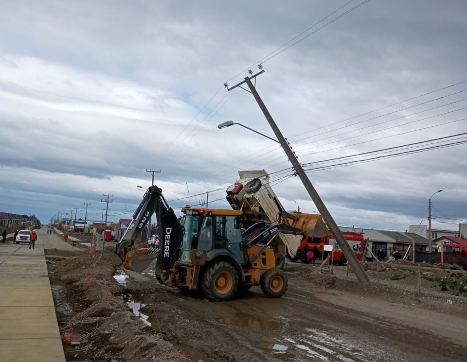 617 clientes de Enrique Abello, camino Enap, Villa Andrea, Pampa Redonda entre otros sin luz, por camión que pasó a llevar cables de telecomunicaciones