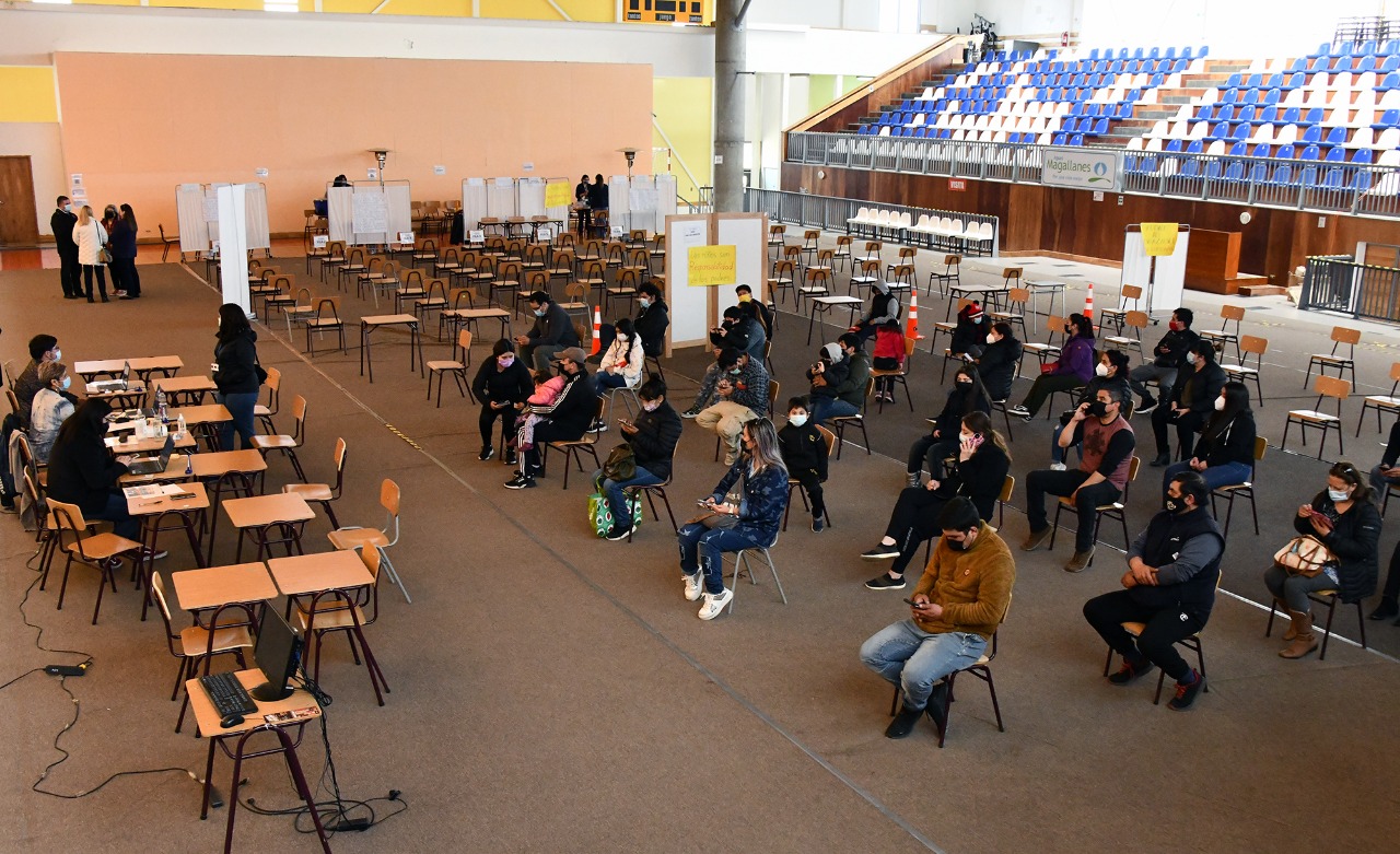 Sector salud extiende horario de vacunación en gimnasio de la confederación para reforzar campaña contra Covid-19