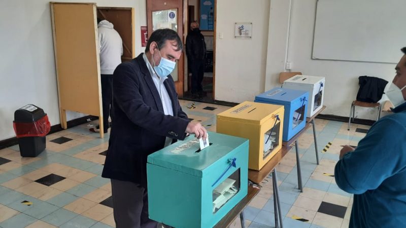 Alcalde de Porvenir José Gabriel Parada sufragó y destacó desarrollo normal de las elecciones en la capital fueguina