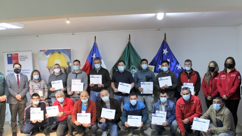 Internos de la cárcel de Punta Arenas fueron certificados como instaladores de cerámica y electricistas