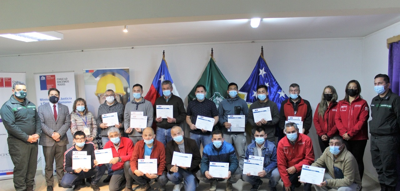 Internos de la cárcel de Punta Arenas fueron certificados como instaladores de cerámica y electricistas