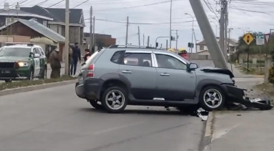 Desconocidos chocan vehículo contra poste de alumbrado y lo dejan abandonado