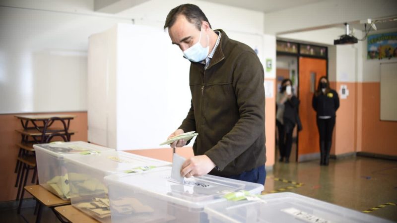 Gobernador Regional Jorge Flies votó en la Escuela Padre Hurtado de Punta Arenas