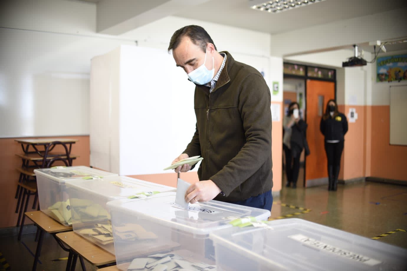 Gobernador Regional Jorge Flies votó en la Escuela Padre Hurtado de Punta Arenas