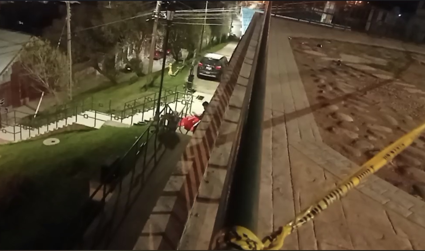 Mujer fallece tras caer desde una de las barandas del cerro de la Cruz
