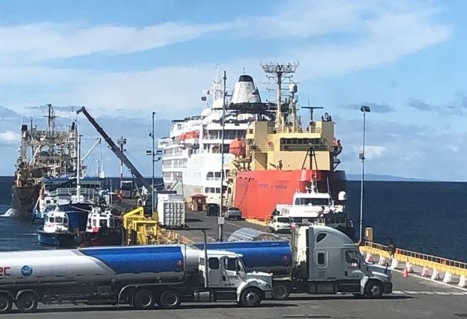 Empresa Portuaria Austral informa faenas de abastecimiento crucero Silver Cloud