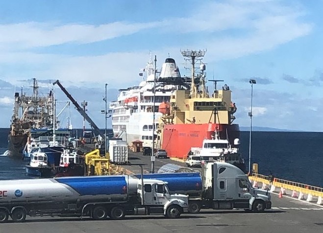 Empresa Portuaria Austral informa faenas de abastecimiento crucero Silver Cloud