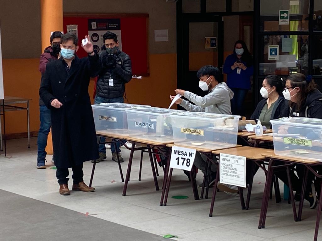 Candidato presidencial Gabriel Boric votó en la Escuela Patagonia de Punta Arenas