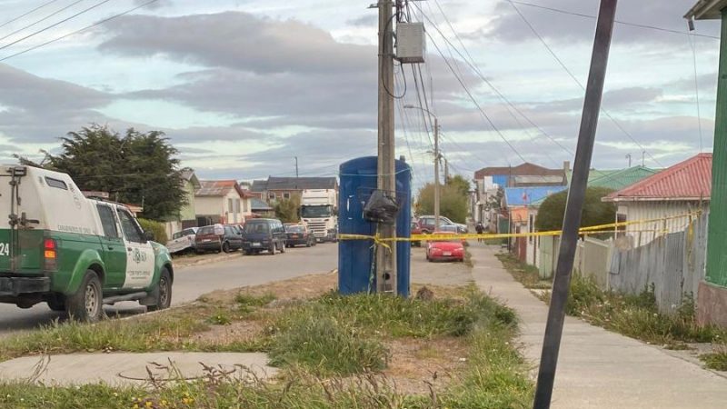 Hombre es encontrado sin vida al interior de baño químico sector sur poniente de Punta Arenas.