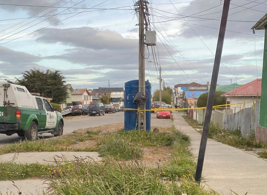 Hombre es encontrado sin vida al interior de baño químico sector sur poniente de Punta Arenas.