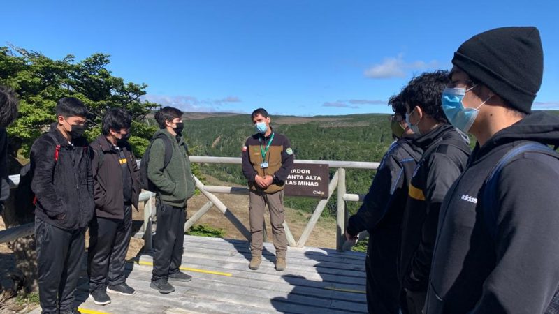 Estudiantes de taller de literatura del Liceo San José visitaron Reserva Nacional Magallanes
