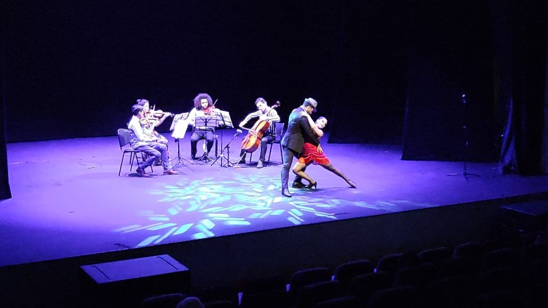 Vecinos de Punta Arenas disfrutaron de espectáculo municipal por Día del Tango