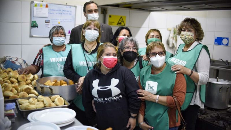 Hogar de Cristo celebró la “Navidad en la Calle” acompañados por el Gobernador Jorge Flies