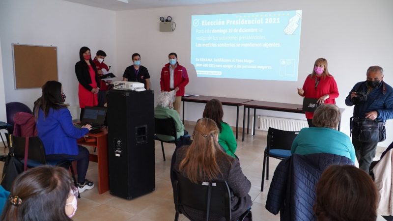 SENAMA junto a SENADIS imparten charla para promover en Magallanes la votación de personas mayores y con discapacidad