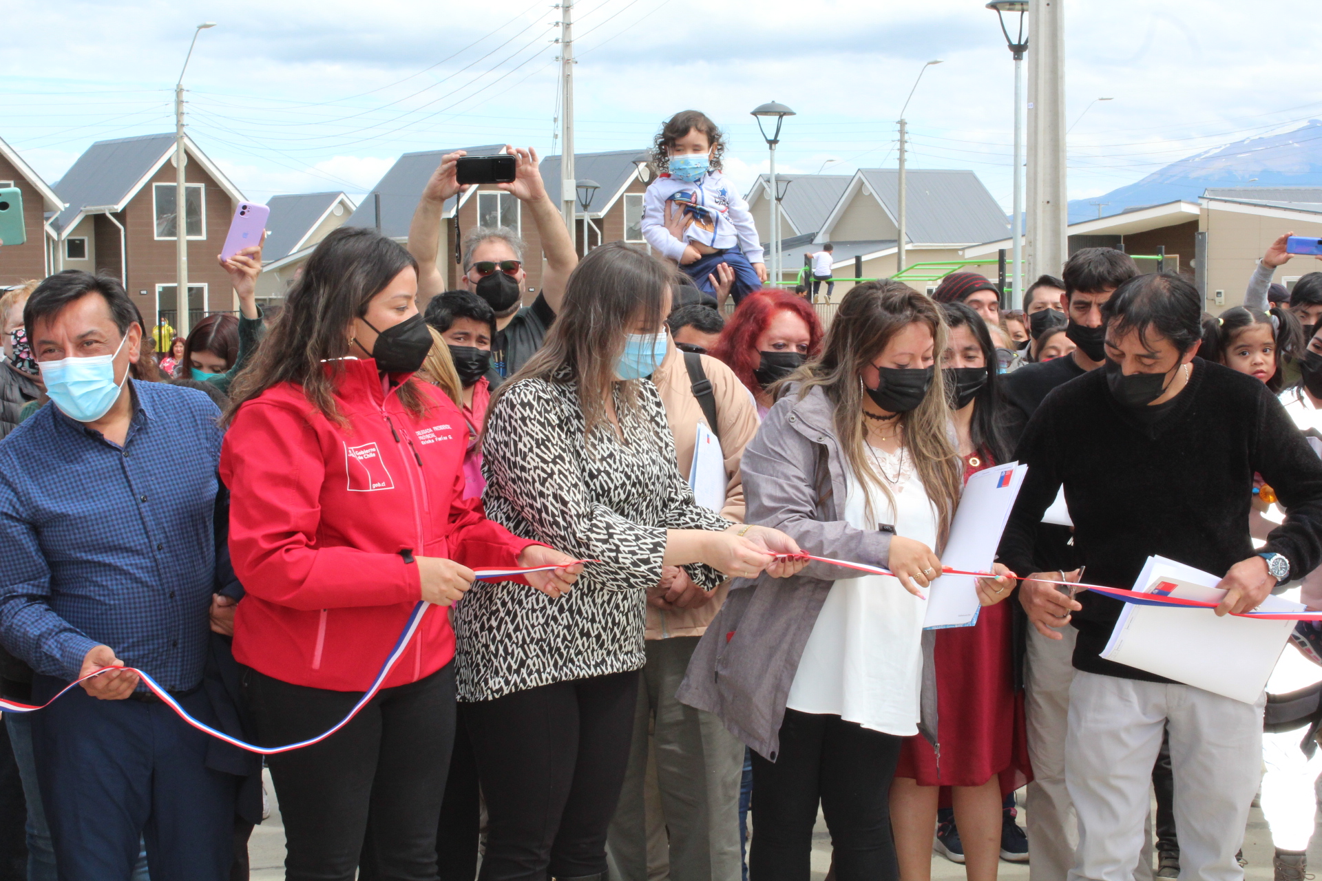 Felices y emocionados los vecinos del loteo San Pedro y centenario al recibir su casa propia