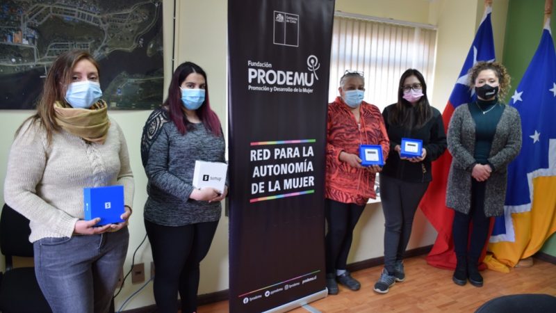 PRODEMU entregó equipos lectores de tarjeta de débito a ocho mujeres de la provincia Antártica