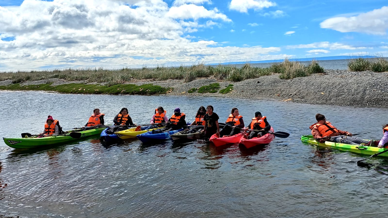 Estudiantes de la Escuela Hernando de Magallanes participan por primera vez de una actividad de excursión en Kayak.