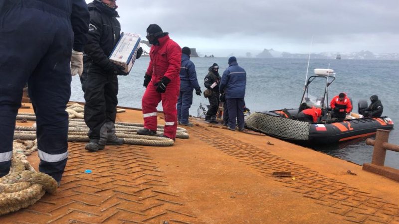 Personal de la Armada apoyó desembarco de expedición antártica de Bulgaria en Bahía Fildes