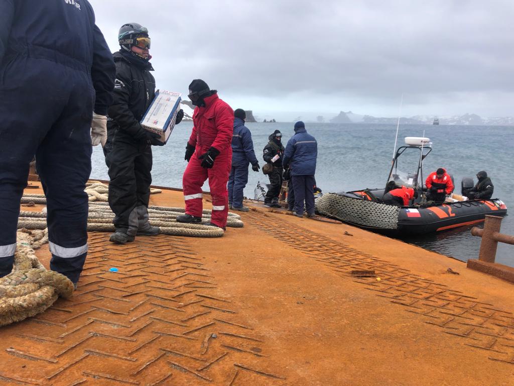 Personal de la Armada apoyó desembarco de expedición antártica de Bulgaria en Bahía Fildes