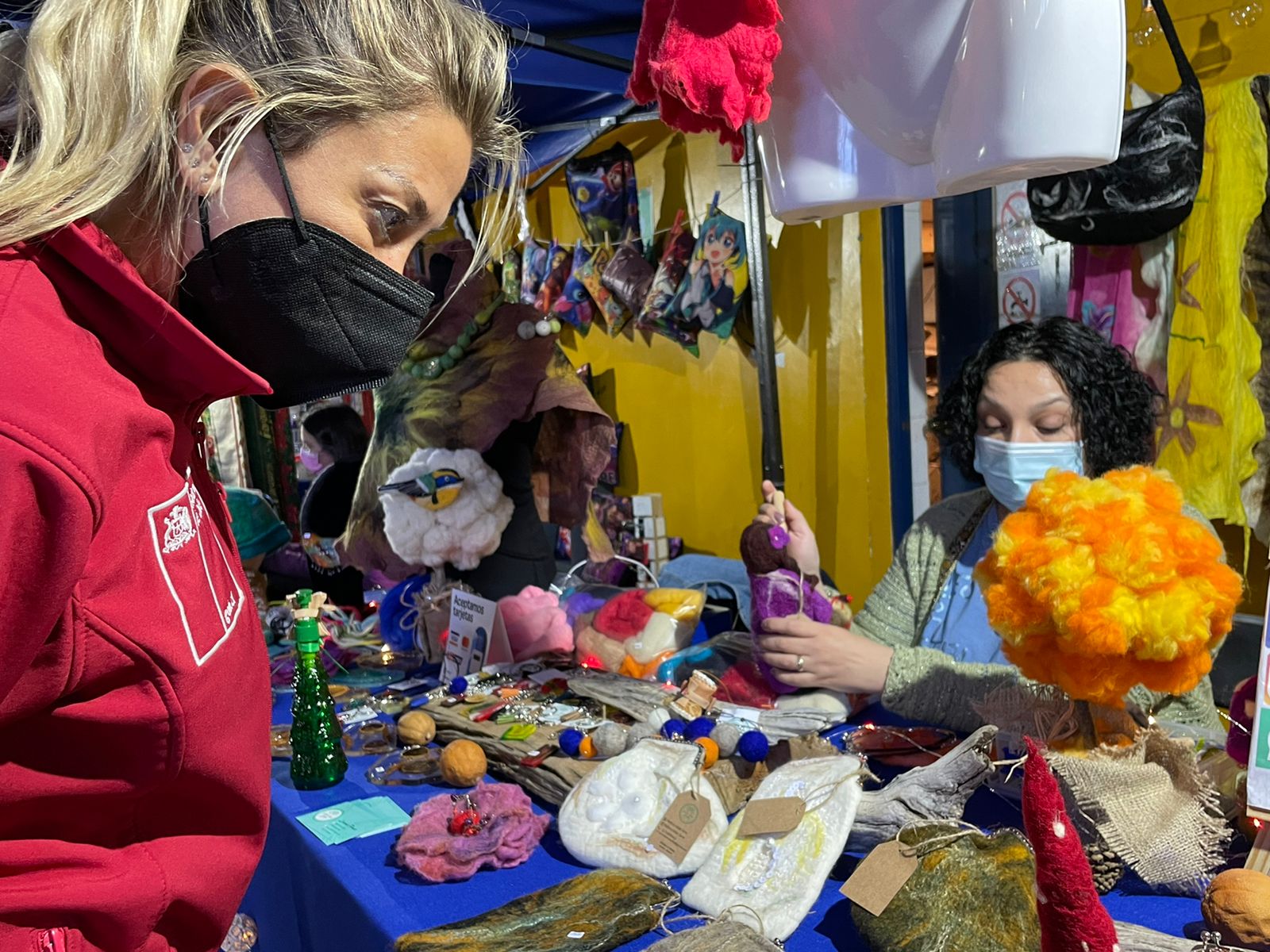 Con un gran flujo de asistentes se dio inicio a la Feria Navideña de Sercotec