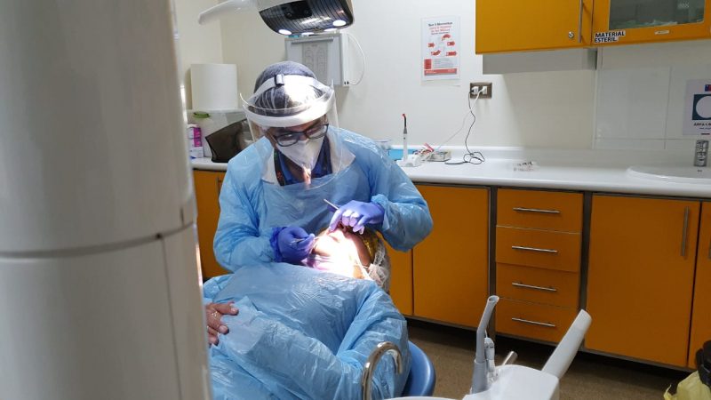 Salud Oral: Más de cien personas mejoran su sonrisa mensualmente en el Hospital de Natales