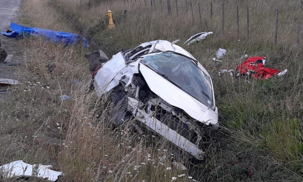 Dos fallecidos en accidente vehicular en Puerto Natales, un tercero se debate entre la vida y la muerte.