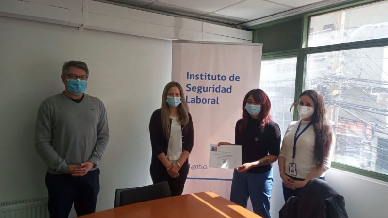 Usuaria del Instituto de Seguridad Laboral de Magallanes recibe beneficio de re educación laboral.