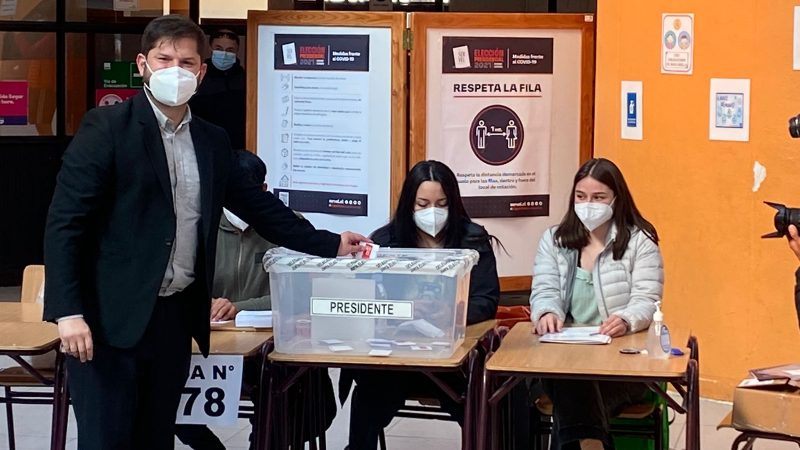 Candidato presidencial magallánico Gabriel Boric votó en Punta Arenas