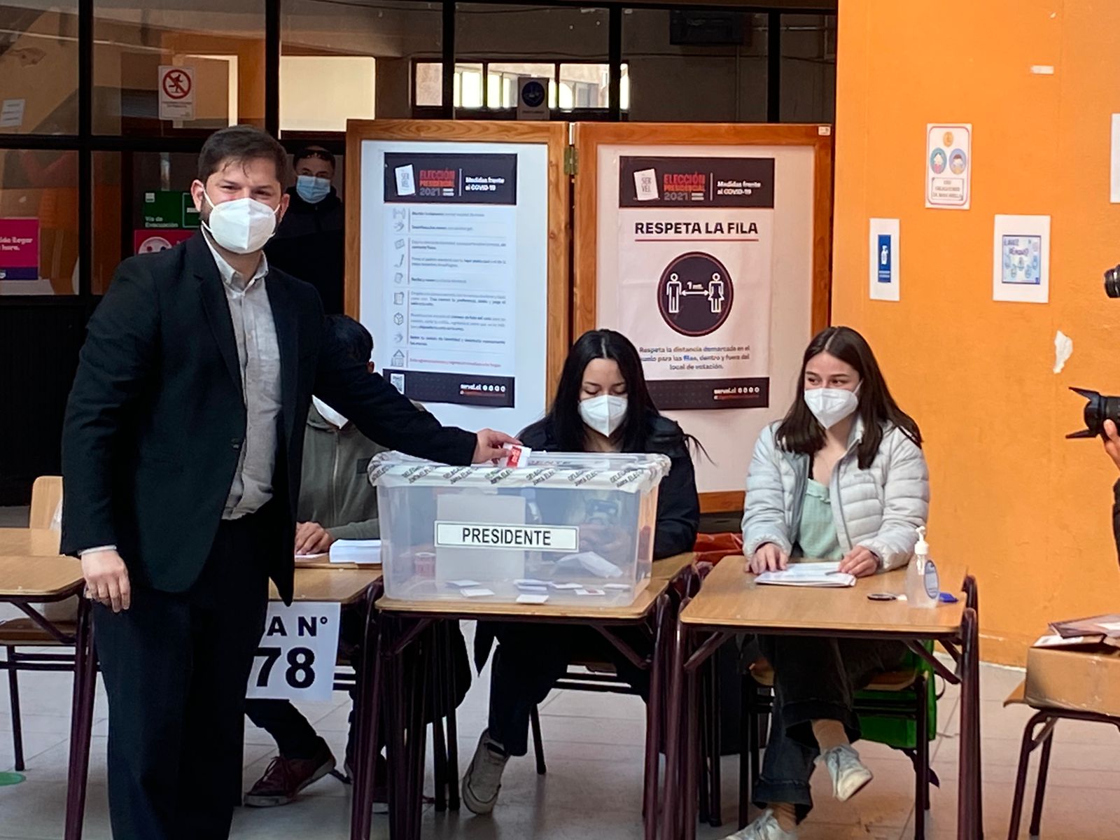 Candidato presidencial magallánico Gabriel Boric votó en Punta Arenas