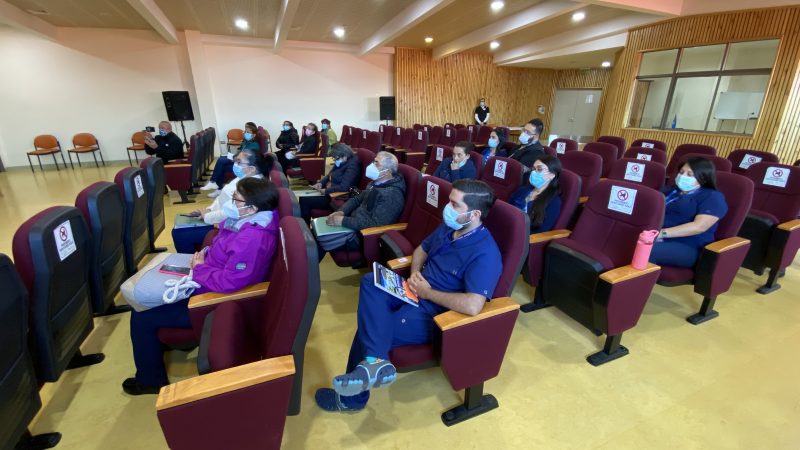 Representantes de diferentes servicios del Hospital de Natales exponen ante usuarios de la red y organizaciones locales sobre el funcionamiento de sus unidades