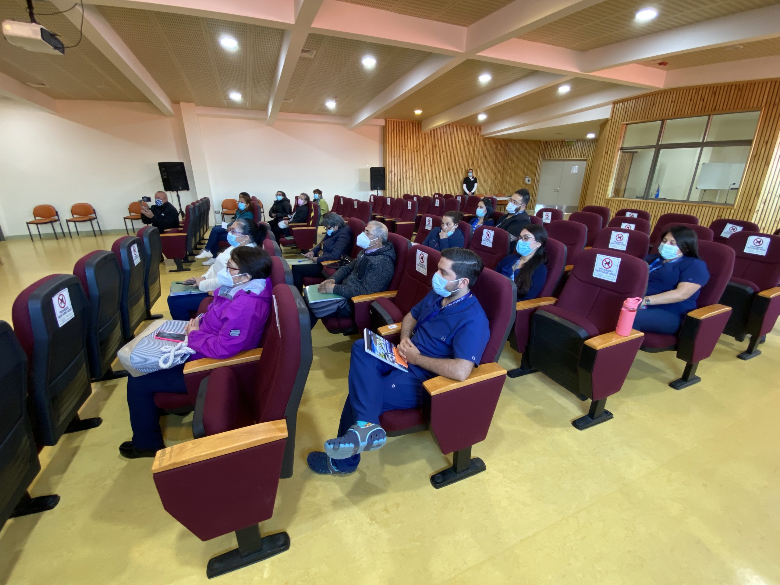 Representantes de diferentes servicios del Hospital de Natales exponen ante usuarios de la red y organizaciones locales sobre el funcionamiento de sus unidades
