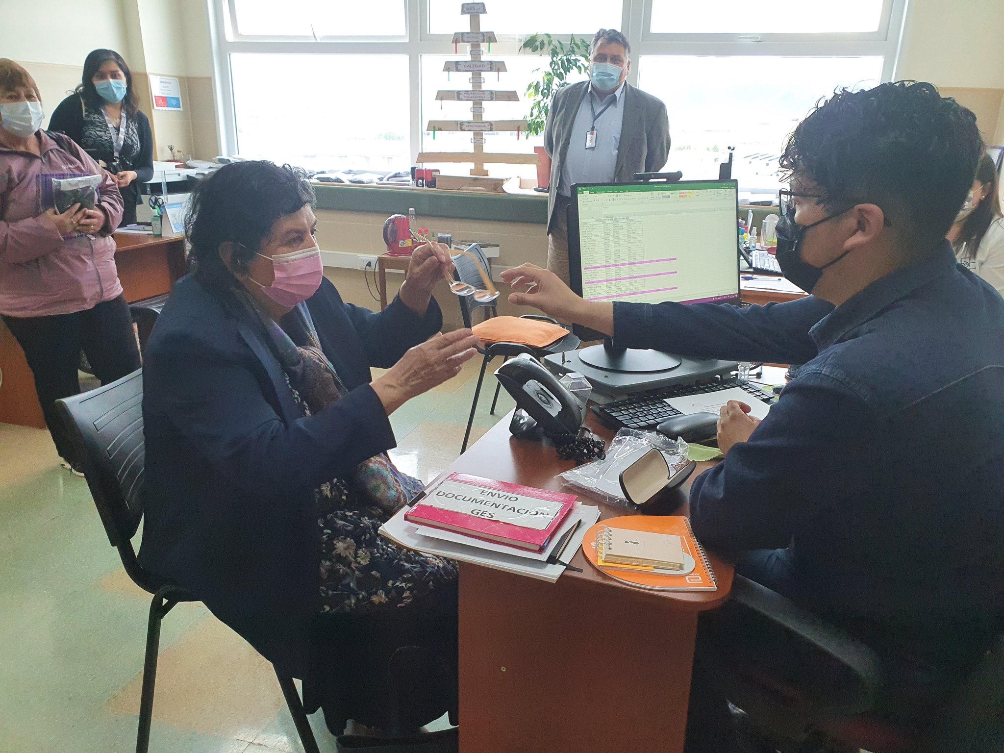 Hospital de Natales entrega más de 100 lentes ópticos a vecinos de Última Esperanza