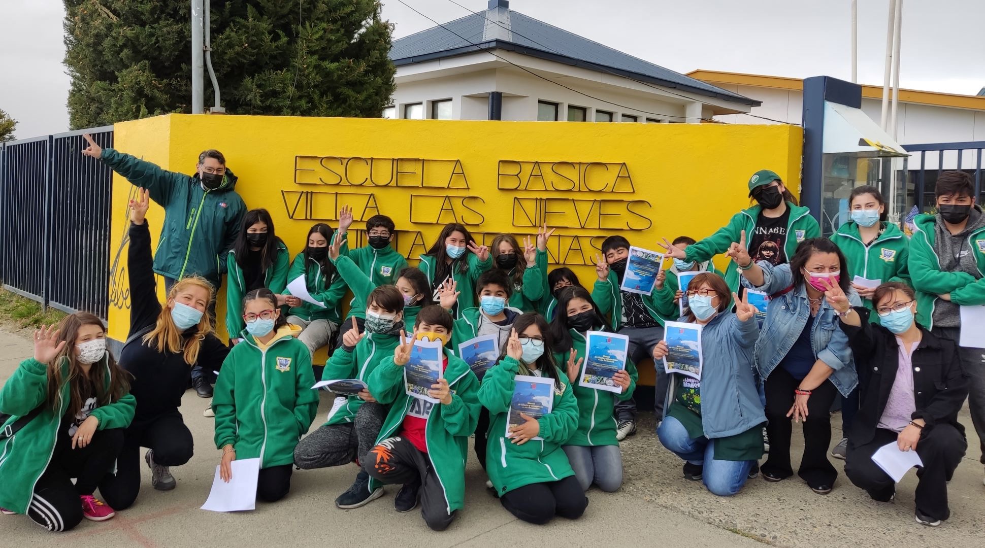 Junto a estudiantes de escuela Villa Las Nieves, SAG Magallanes presentó guía para la conservación de semillas nativas