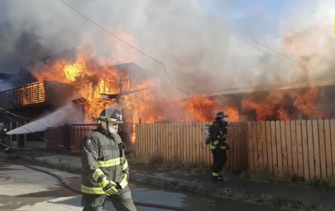 Al menos 8 viviendas resultaron afectadas por un incendio en Puerto Natales.