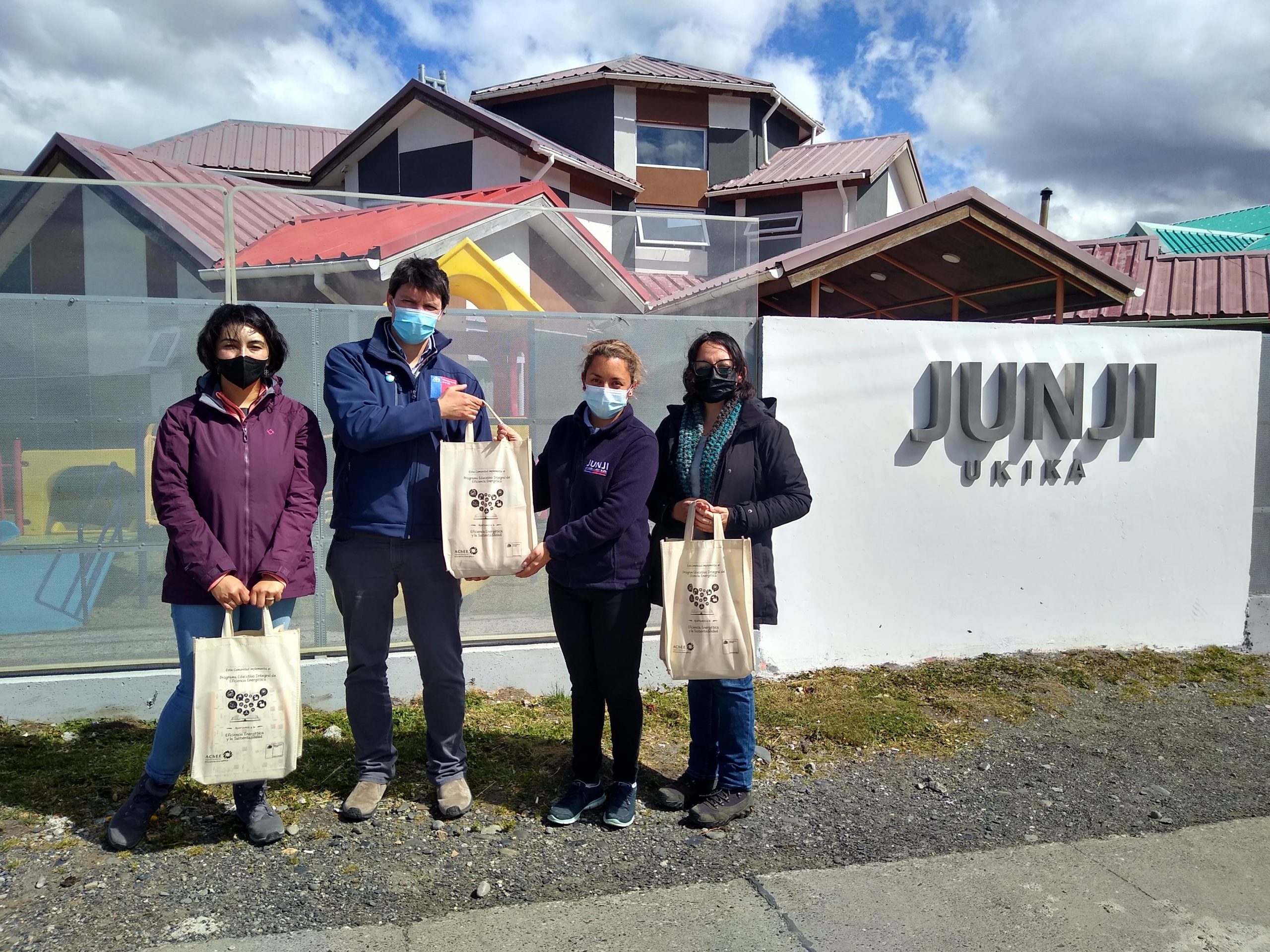 Jardín Infantil y Sala Cuna “Ukika” de Puerto Williams recibe material educativo sobre energía y eficiencia energética