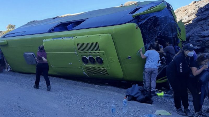 Bus con pasajeros volcó camino a Pueblo Serrano.