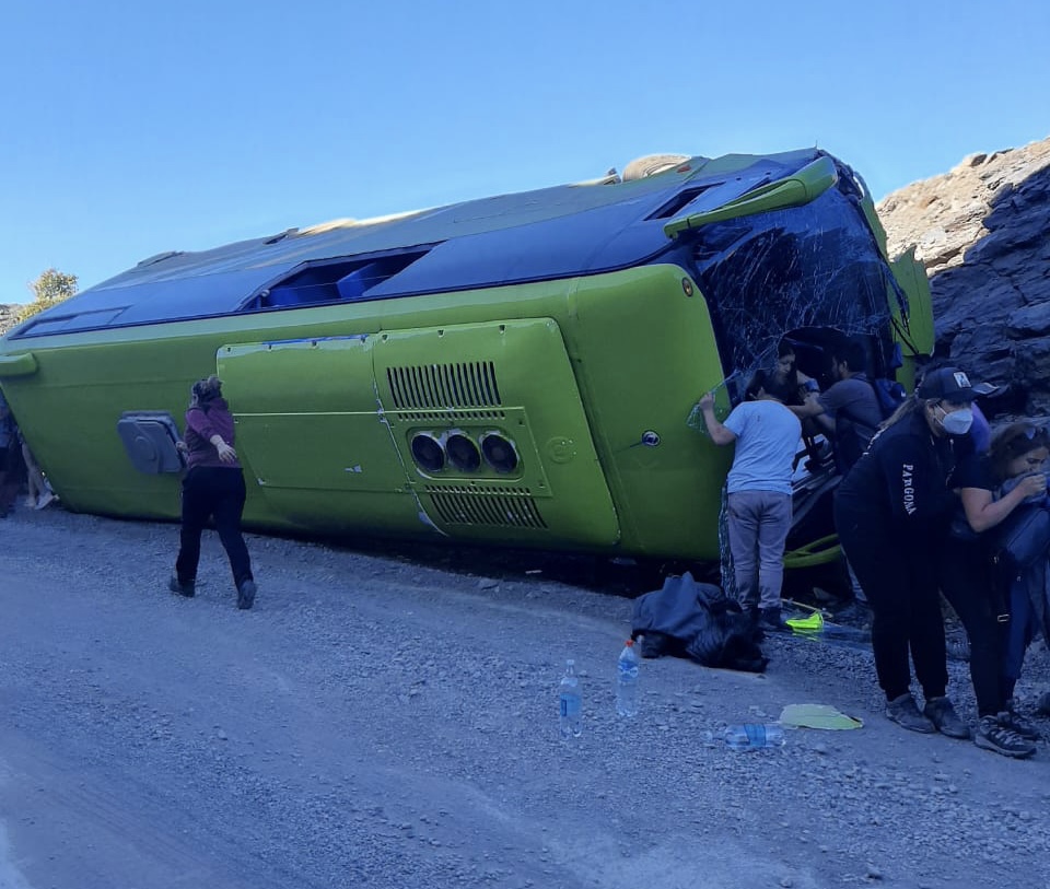Bus con pasajeros volcó camino a Pueblo Serrano.