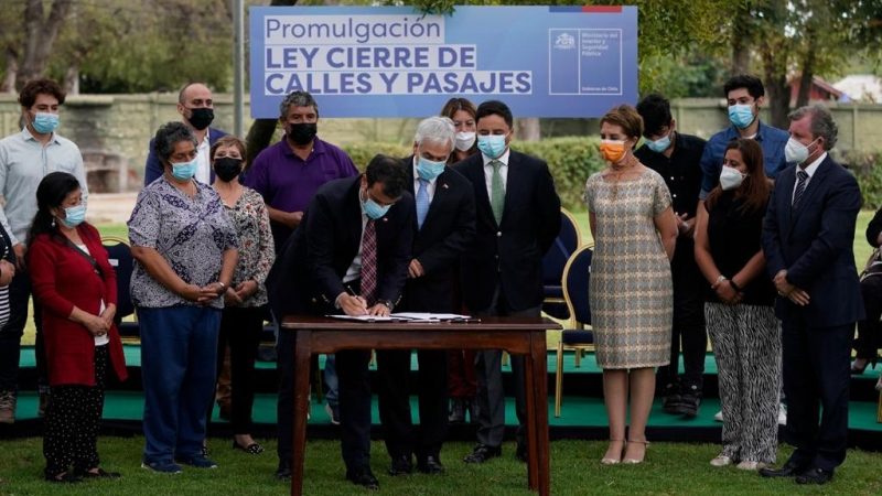 Presidente Piñera promulga ley de Cierre de Pasajes y Calles para aumentar seguridad en barrios.